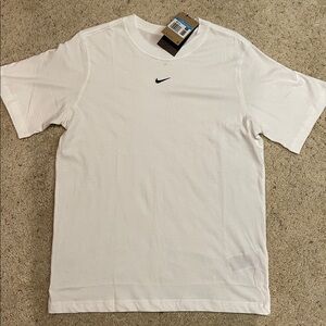 NIKE WHITE LOOSE FIT TEE WOMENS SZ MEDIUM